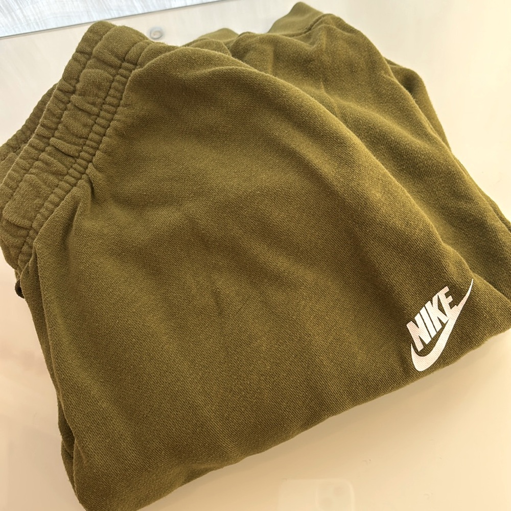 NIKE Essential Sweatpants olive green